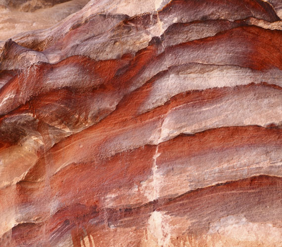 	A sziklákat homokkő alkotja, melynek felületén kioldódnak az ásványi anyagok, ennek köszönhető a változatos színvilág. A  meghatározó rózsaszín és vörös szín a kőzet vastartalmából ered.
