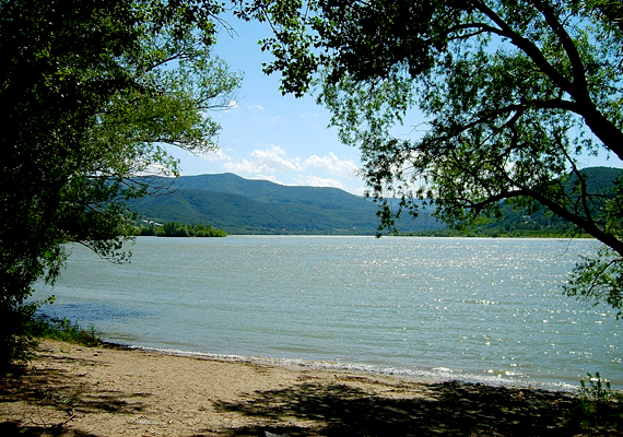
                        	A Duna-part is kiváló választás, különösen, ha a Dunakanyarhoz, például Visegrádra látogatsz.