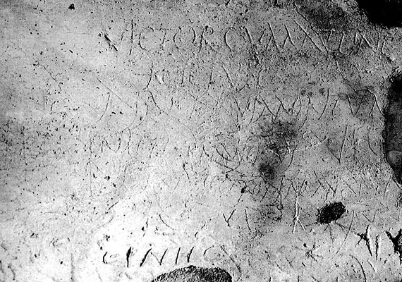 	Sok ókori graffiti fennmaradt a falakon, melyeken a prostituáltak nevei olvashatók.