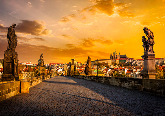	A képen a híres nevezetes Károly híd látható, Prága legrégebbi hídja, melyet IV. Károly építtetett 1357-ben.