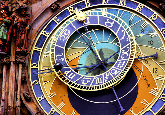 	Kihagyhatatlan látnivalót jelent a Prága egyik jelképének számító asztronómiai óra is, melynek kis ablakaiban minden egész órakor szimbolikus figurák jelennek meg. Az óra az óvárosi városházánál látható.