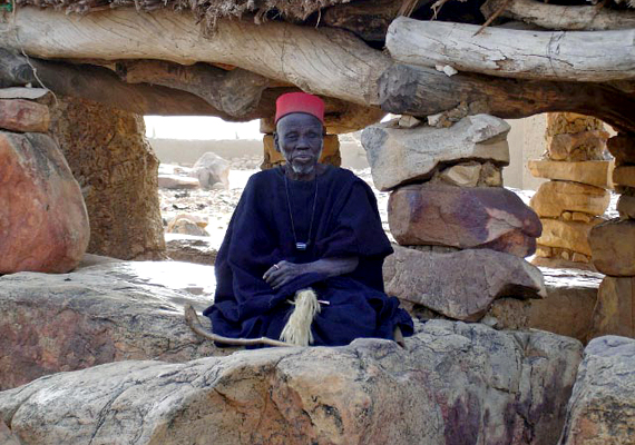 	A képen egy hogon látható, aki a dogon falu spirituális vezetője. A törzs tagjai rendkívül békések, kerülik a vita bármilyen formáját.