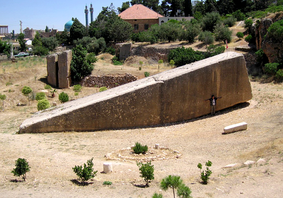 
                        	A libanoni Baalbekben találhatók a világ legnagyobb kifaragott monolitjai, az azonban, hogy miként szállíthatták és állíthatták fel ezeket, máig elképzelhetetlen.