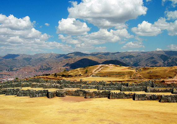 
                        	A Peruban található inka fal, a Sacsayhuaman esetében szintén hatalmas köveket mozgattak meg, melyeket aztán olyan hihetetlen mértékű precizitással illesztettek egymáshoz, ami modern technológiát feltételezne.