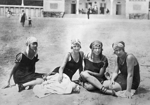 	Lányok pihennek Balatonalmádi strandján, 1920-ban.
