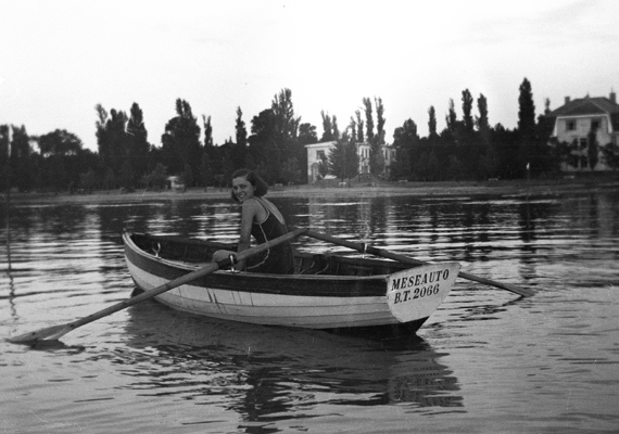 	Meseautón, a szívnek tavaszán. A fotó 1930-ban, Balatonszabadinál készült.