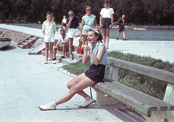 	Ahogy a lányok sem. A fotó Balatonfüred kikötőjében készült 1951-ben.