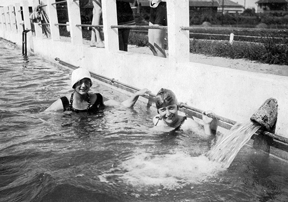 	Hölgyek a medencében, 1930-ban.