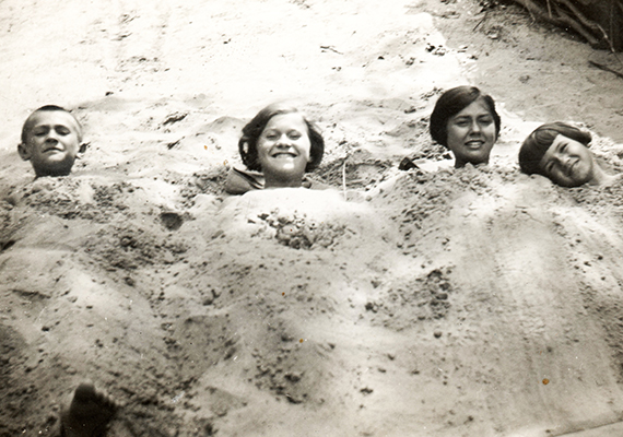 	Már 1931-ben is a homokba ásták magukat a fiatalok.