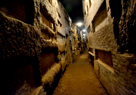 	A katakombák többsége mára üres, a pápák az itt megtalált csontokat templomi kriptában helyezték el.