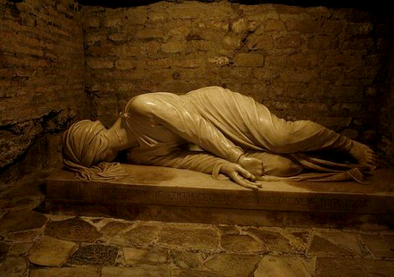 	A vértanúhalált halt Szent Cecília márványszobra is ebben a katakombában található. Az alkotás Stefano Maderno híres szobrának a másolata.