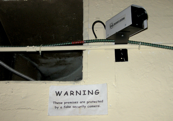	"A helyiségeket hamis biztonsági kamera védi" - Eileen ellopása után szerelték fel az eszközt.