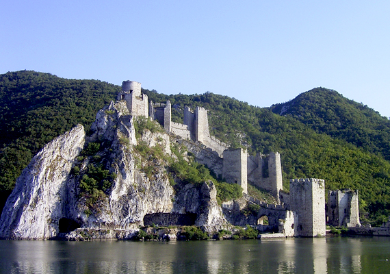 	A galambóci vár romjai, alsóbb részei vízben állnak. A Vaskapu-szoroshoz Magyarországról is rendszeresen indítanak hajóutakat, de sétahajózással összekötött buszos túrákat is.