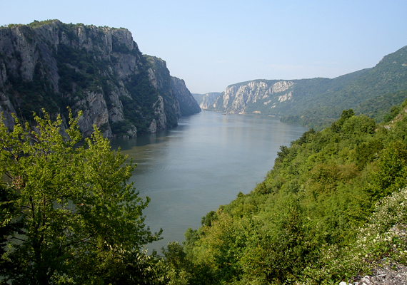	A 134 kilométer hosszú, a Déli-Kárpátok, illetve a Szerb-érchegység között található folyami szurdokvölgy festői látványa mellett is számos nevezetességet tudhat a magáénak.