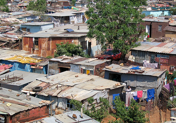 	Ilyen egy igazi kalyibaváros Afrikában - ezekre gyűjtőnévként szintén használják a shanty town kifejezést.