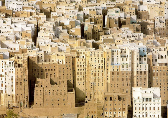 	A körülbelül nyolcezer főt számláló város Hadramut régióban fekszik, amely Jemen középső területén található.