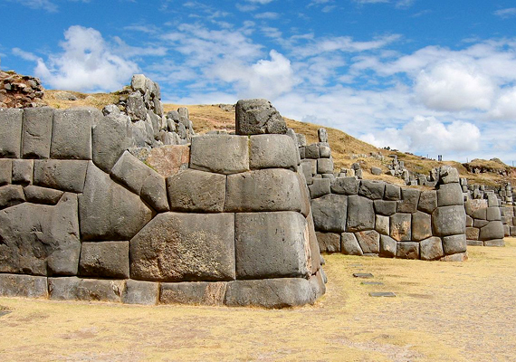 	A perui inka falra, a Sacsayhuaman esetében is a kövek megmozgatása jelent máig rejtélyt, olyan precízen illesztették őket ugyanis egymáshoz, ami modern technológiát feltételezne. Kattints ide, és tudj meg róla többet!
