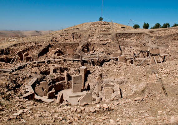 	A törökországi Göbekli Tepe kora akár 12 ezer év is lehet, azonban köveinek megmozgatása és megmunkálása igen fejlett kultúrát feltételez. Kattints ide, és tudj meg róla többet!