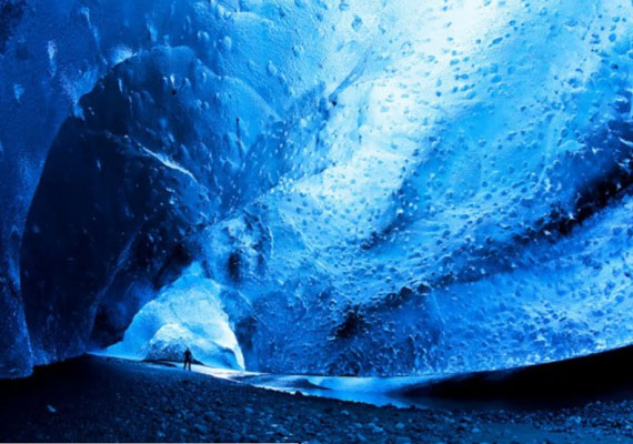 	A jégbarlangok instabil képződmények, így. bár gyönyörűek, veszélyt is jelenthetnek. Éppen ezért csak télen látogathatóak, amikor a hideg kellőképpen keménnyé teszi a jeget.