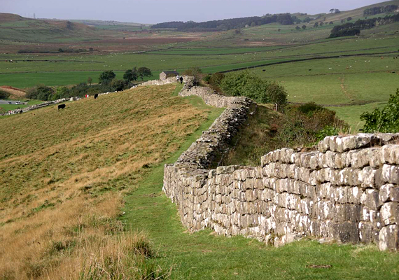 	A Northumberland Nemzeti Park önmagában is számos látnivalóval büszkélkedhet, megtekinthető például területén belül Hadrianus híres falának maradványa is.