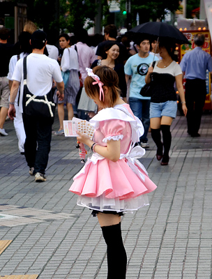 Japán lány kosztümben
