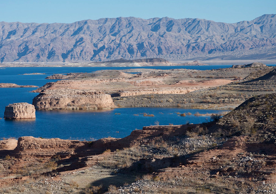 	A Hoover-gát mögött létrejött Mead-tó kapacitását tekintve a legnagyobb mesterséges tó az Amerikai Egyesült Államokban.