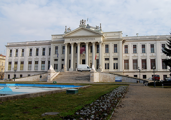 	A legszebbek közé tartozik a Móra Ferenc Múzeum is, mely igen gazdag gyűjteménnyel rendelkezik, régészeti kincsein kívül egyik legbecsesebb értékét jelenti például Munkácsy Mihály Honfoglalás című festményének szén- és színvázlata.