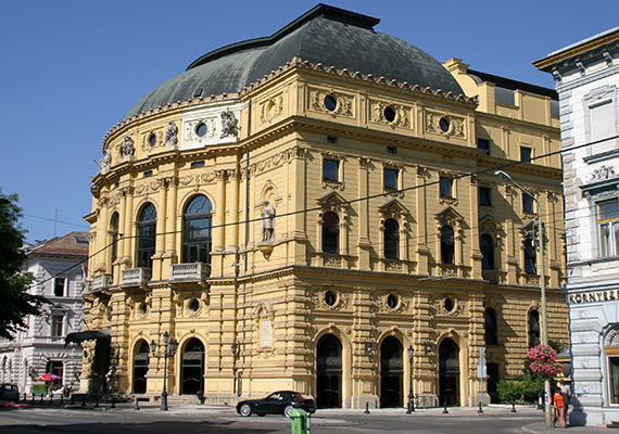 	Szegeden egymást érik a szebbnél szebb, történelmi épületek, a képen is ezek egyike, az 1883-ban, eklektikus neobarokk stílusban épült Szegedi Nemzeti Színház látható.