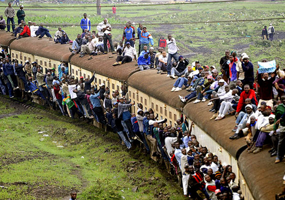 
                        	Az utazásnak ez a formája, mely India mellett Indonéziában, Bangladesben vagy például Dél-Afrikában is jellemző - a képen egy afrikai vonat látható -, nagyon veszélyes, nem ritkák a súlyos sérülések, illetve a halállal végződő balesetek.