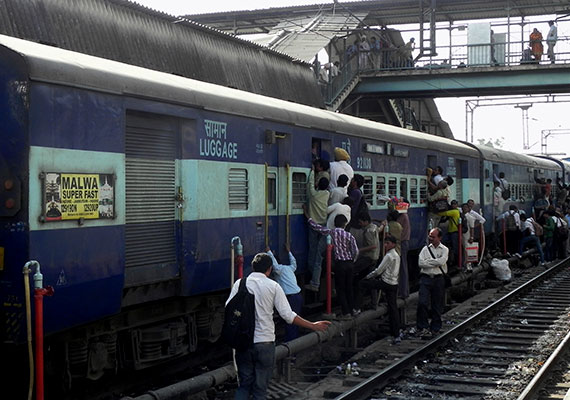 
                        	Indiában található a világ egyik legnagyobb vasúti hálózata, ami az utasok számára nem egyszerűen közlekedési lehetőséget, de egyfajta életformát is jelent.