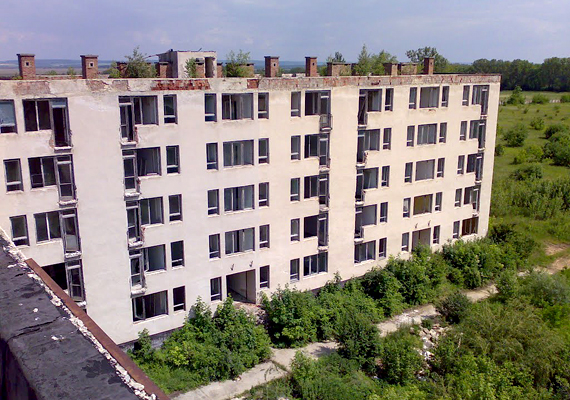 	A mára szintén kísértetvárossá vált sármelléki laktanyáról 1991-ben vonultak ki a szovjet katonák.