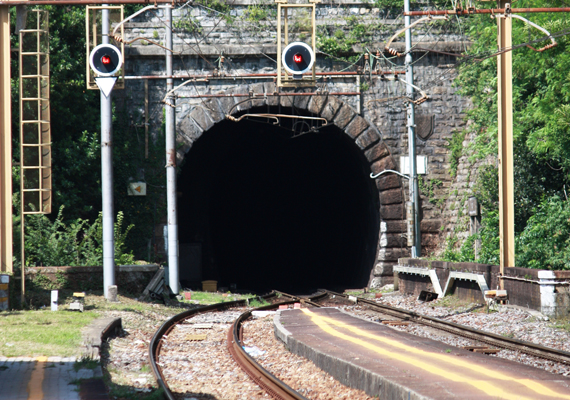 Senki sem tudja, hogy mi történhetett azon a napon a vonattal és az utasaival, így csak találgatni lehet. A kép egy lombardiai alagútról készült.