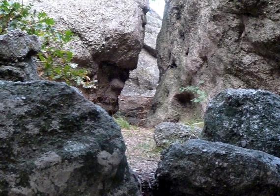 	Íme, egy másik kőbe vésett arc Szentbékálla határában.