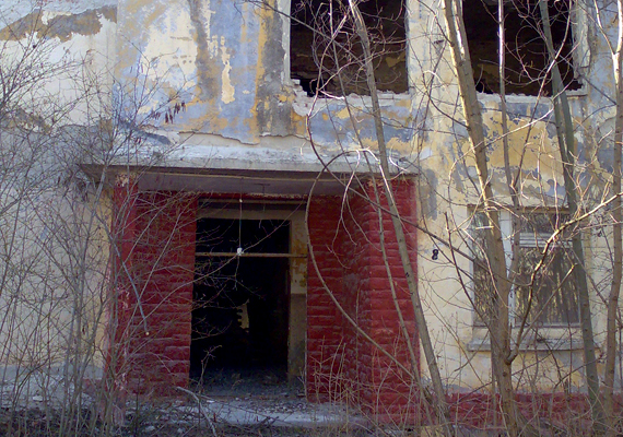 	A kihalt, romos épületek a szovjet stílus miatt hasonló látványt nyújtanak, mint a csernobili atomerőmű munkásai számára épített Pripyat elhagyott házai. Ha kíváncsi vagy, milyen ma Csernobil, kattints ide!