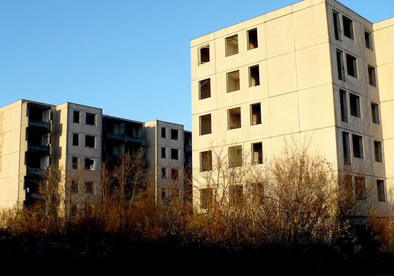 	A katonák a komplexumot 1988-ban és utána folyamatosan hagyták el. Az üres épületeket később kifosztották, majd pusztulni hagyták.