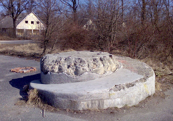 	Szentkirályszabadja közelében azonban nemcsak a kráter lehet érdekes: a környék egyik leghíresebb látnivalója az egykori, mára azonban elhagyatottá vált orosz laktanya. Kattints ide, nézz meg még több képet, és tudd meg, mért nevezik magyar Csernobilnak!