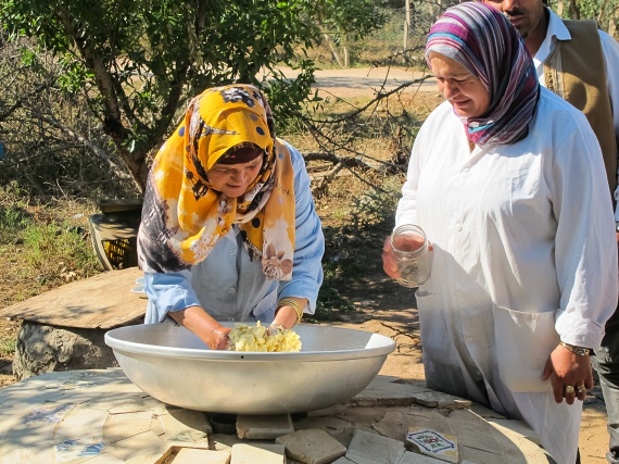 	Tunézia gasztronómiája változatos, ételeik elkészítésekor sokféle fűszert használnak, alapanyagaik közé tartozik a bárányhús, a hüvelyesek, a magvak, a tojás és természetesen mindenféle hal. A legnépszerűbb köret a lepénykenyér, melynek elkészítése és fűszerezése térségenként is különbözik.