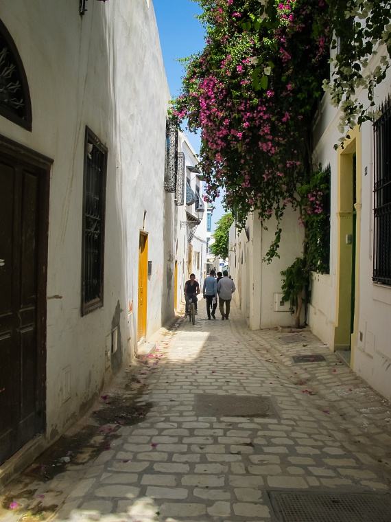 	A mindössze 700 ezer lelket számláló főváros, Tunisz az észak-afrikai városok jellemző építkezését tükrözi. A szűk, alig kiismerhető utcahálózatokból álló medinák, más néven óvárosok különleges hangulatba varázsolják az arra sétálókat. A mecsetek, városfalak és a régi épületek a mediterrán, az afrikai és az arab építészet izgalmas keverékét adják.