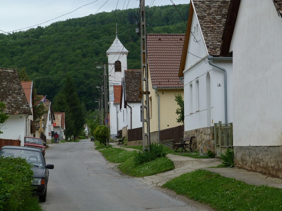 	Baranya megye látogatóinak többsége megoszlik Pécs, Villány és Orfű között, pedig a térség több igazi kincset is tartogat. Az erdős dombok völgykatlanában megépült Óbánya egyetlen utcából áll, amelyet egy kis patak kísér végig. Az udvarokon pincék sorakoznak, a település hagyományos képére pedig nagyon vigyáznak a helyiek. A sváb lakosok miatt a helyet magyar Svájcként is emlegetik.