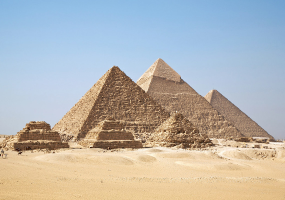 	Egyiptomban a munkanélküliek száma kiugróan magas. A sivatagi fotón a Gízai piramisok láthatóak.