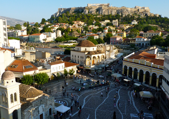 	Görögország szintén az infláció mértéke miatt került be az első tízbe. Az athéni Plaka és Monastiraki térről jól látni az Akropoliszt.