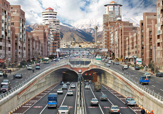 	Iránt sorolták a második helyre, szintén a nagymértékű pénzromlásnak köszönhetően. A fotó Teherán egyik forgalmas csomópontját örökítette meg.