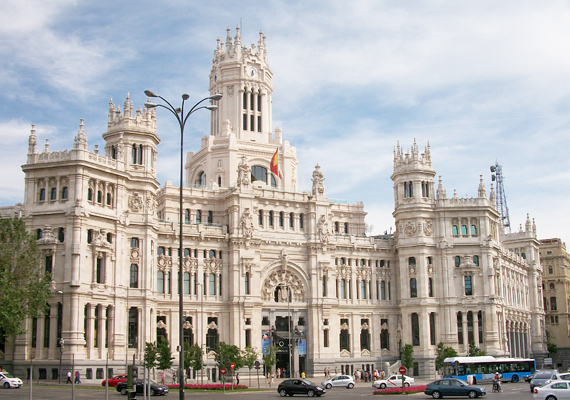 	Spanyolország szintén a sok-sok munkakereső ember miatt került a listára. A képen a madridi városháza látható.