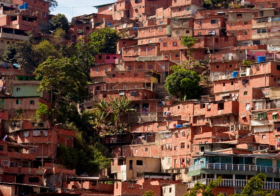 	Venezuela szerepel a lista első helyén, ami az országban uralkodó magas inflációnak tudható be. A képen Caracas egyik szegényebb városrésze látható.