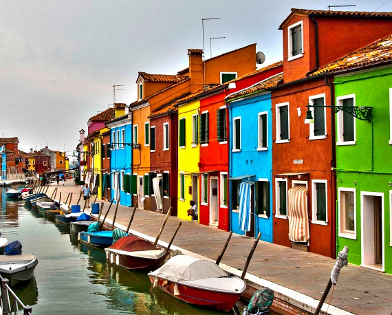 
                        	Az olaszoknál tombol a déli életöröm. Velence mellett van egy kis sziget, Burano a neve. Az itt lakók minden házat más színűre festettek. A látvány önmagáért beszél, és népszerű témája a turistáknak.