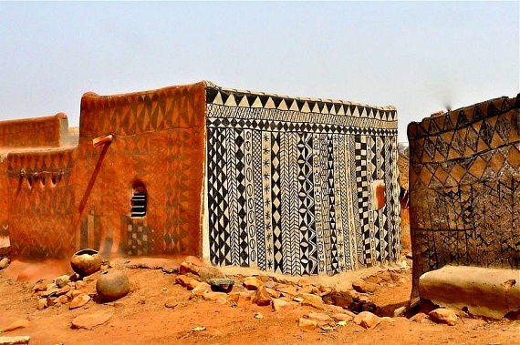 
                        	A forró Afrikában, Burkina Fasóban vannak ezek a kézzel festett föld- és terrakottaszínű homokházak, melyek falaira folyamatosan rajzolnak szép, archaikus sormintákat a falu lakói.