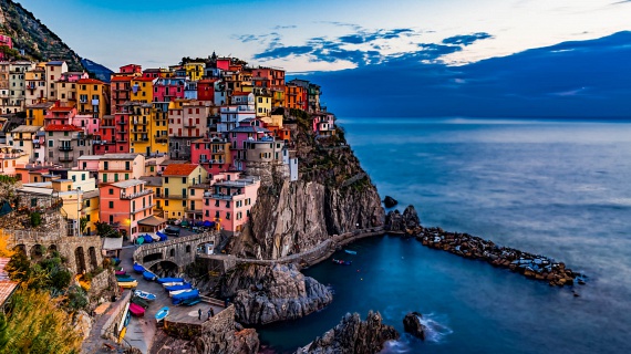 
                        	Olaszországban az Amalfi-part sokak számára bakancslistás tétel. A varázslatos Cinque-Terre negyed bámulatos látványt nyújt a tenger felől. A színes házak az utazók kedvencei, megszállni bennük igen költséges