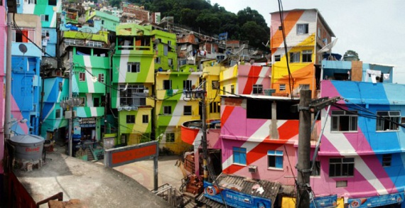 
                        	A favela-festés kombinálja a művészi kreativitást és a karitatív szándékot. Rio de Janeiro nyomornegyedeit szeretnék feldobni a helyi lakosok és a vállalkozó szellemű művészek. A két holland művész, Jeroen Koolhaas és Dre Urhahn munkája látványos, és színt visz a sivár kerületekbe.