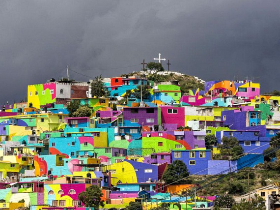 
                        	Mexikóban, Pachuca városában a kicsi, színes házak óriási falfestménynek tűnnek fel a dombon. A kormány 209 házat festett be az erőszakmentességre való figyelemfelhívó kampány során. Bizonyos nézőpontból a festett házak gyönyörű freskót mintáznak.