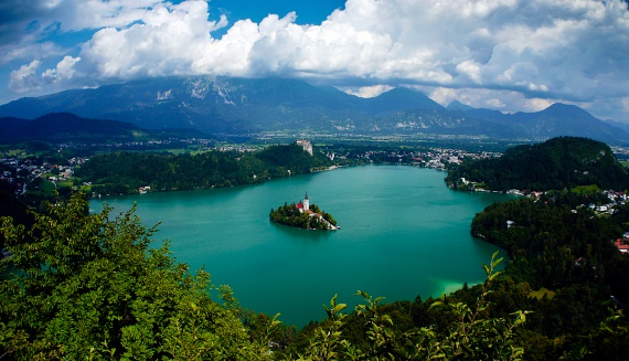 	Mesebeli Bledi-tó	A Júliai-Alpok festői szépségű tava nagy turisztikai attrakciónak számít Szlovéniában. A hatalmas hegyek és érintetlen erdők által határolt tavat a középkori Bledi vár őrzi az északi partról, sőt, a közepén még egy kis sziget is található, amelyen egy zarándoktemplom épült Szűz Mária mennybemenetelének tiszteletére.